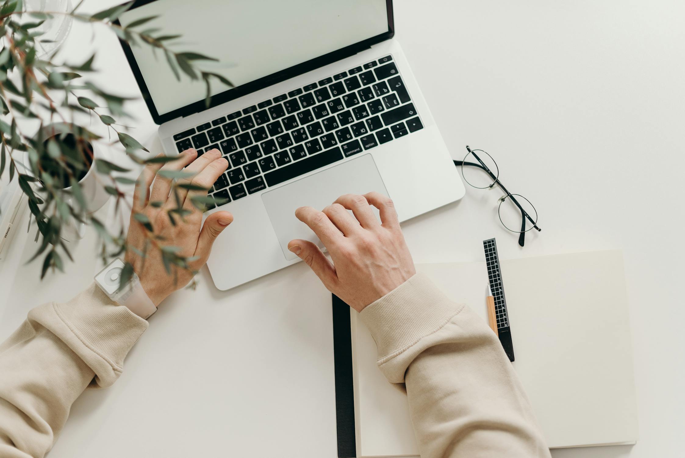 Huntr.co vs HireMePrettyPlz.com: Which AI Resume Tool Offers Better Value in 2025?